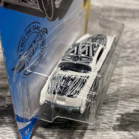 Hot Wheels | Art Cars #4 of 10 Cars: Fish’d & Chip’d - 1:64 Scale Die Cast - Picture 8 of 14